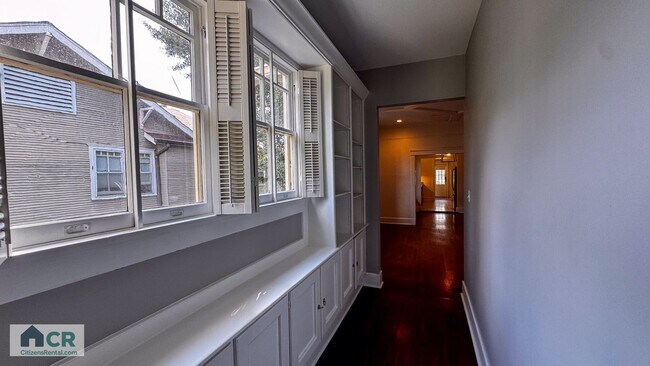 Building Photo - HUGE 9 bedroom house just a few blocks from campus! Text 727-459-4141 for more info.