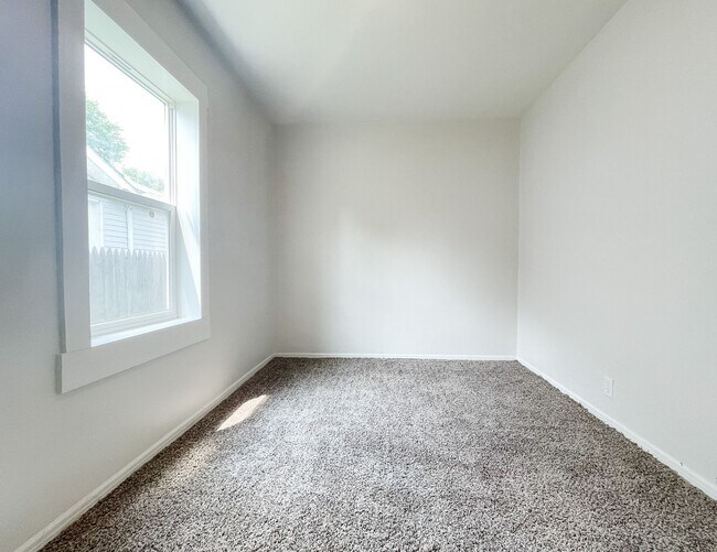 Building Photo - Cozy 2 Bedroom Home! Detached Garage! Large Backyard!