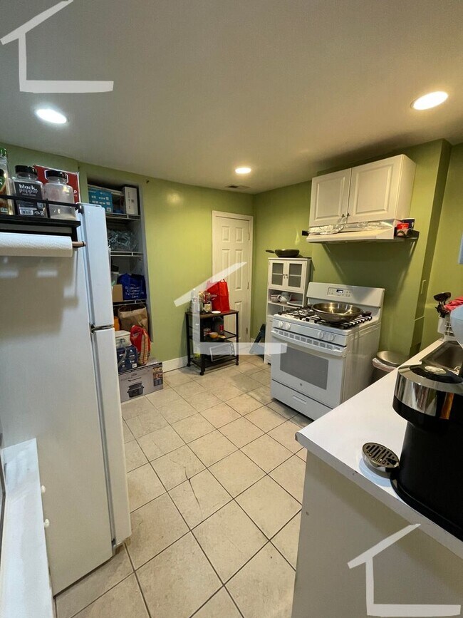 Building Photo - 293 Main St