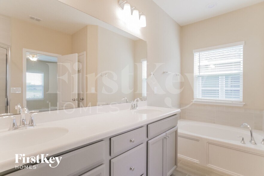 Building Photo - 332 Stone Arbor Ln