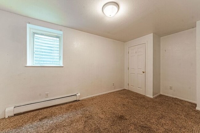 Building Photo - Victorian Home Downtown! 6 - Month Leases ...