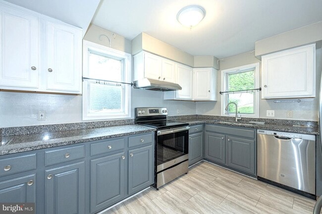 Building Photo - 2416 Fort Dr
