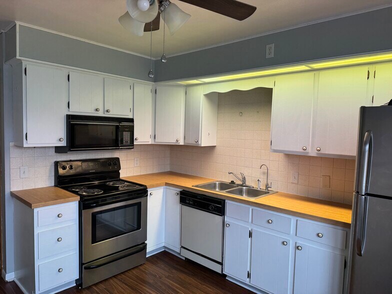 Building Photo - 404 E Spring Ave