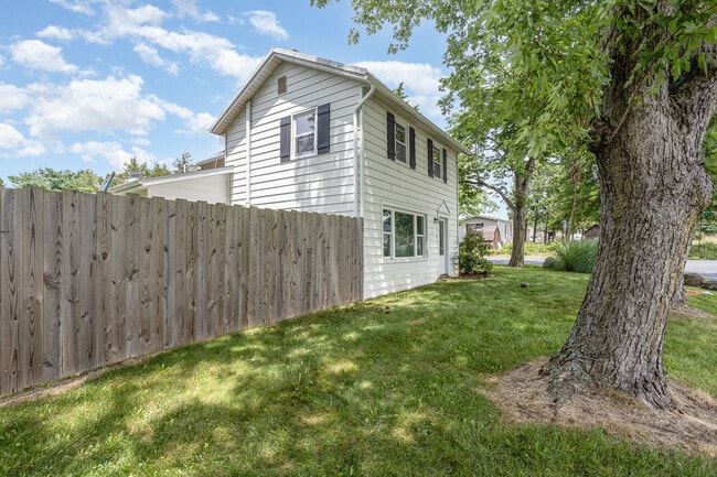 Building Photo - 1645 Roundtop Rd