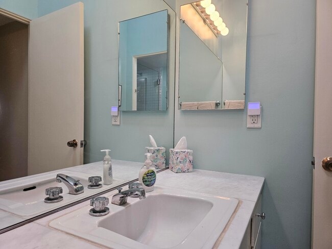 Building Photo - 37800 Da Vall Dr