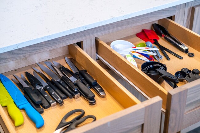 Building Photo - 523 W Vance Dr