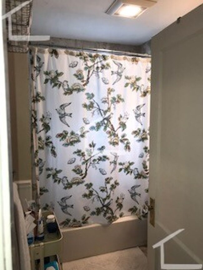 Building Photo - Spacious 3 bedroom with parking & water in...
