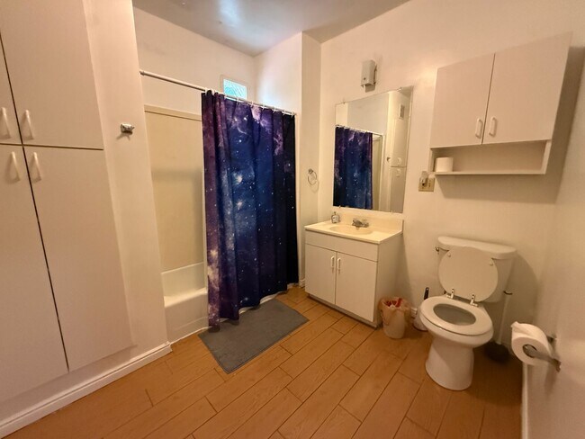 Building Photo - Amazing Deal ! Large modern-style furnished  private guy room in avenues !