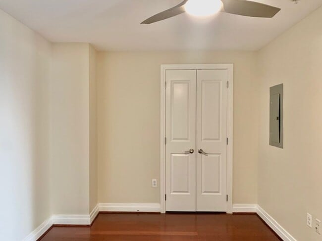 Building Photo - Beautiful 1 BR plus den 2 BA luxury condo ...