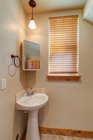 Building Photo - 4737 Sherwood Way