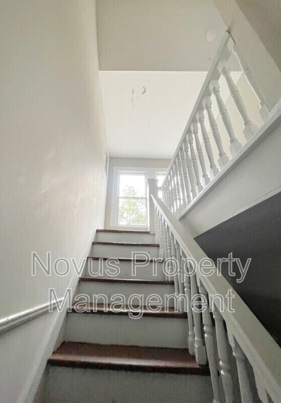 Building Photo - 302 Cedar St