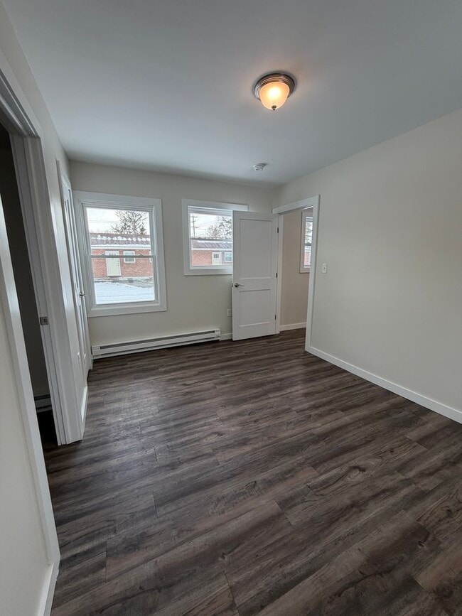 Building Photo - Beautifully remodeled and completed 1 bedroom apartment. FREE MONTH OF RENT!*