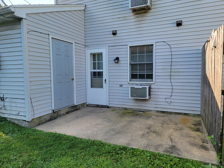 Building Photo - 102 Bradford Dr