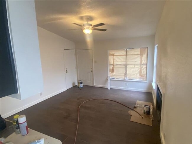 Building Photo - Spacious 3/2 duplex with a garage