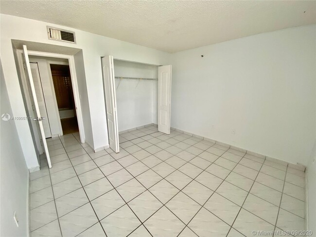 Building Photo - 9686 Fontainebleau Blvd