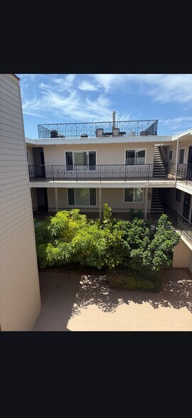 Building Photo - 512 E Ave