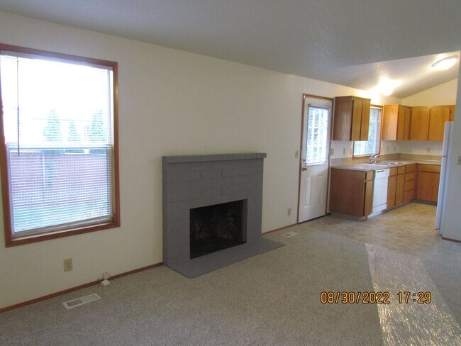 Building Photo - ~Beautiful Two-story Home Located in the N...