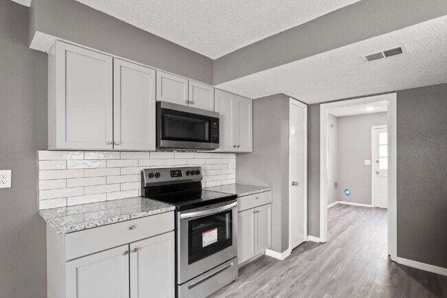 Building Photo - Spacious and updated townhome in Olathe!  1st month is Free!*