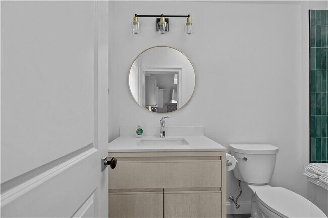 Building Photo - 34 E Bowery St