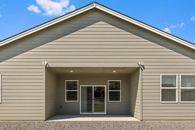 Building Photo - 4 Bedroom Home with Spacious Fully Fenced ...