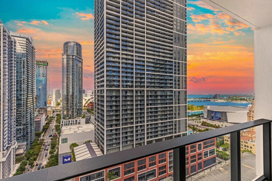 Building Photo - 501 NE 1st Ave