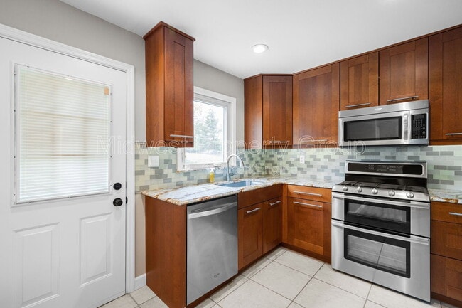 Building Photo - 438 Bush Dr