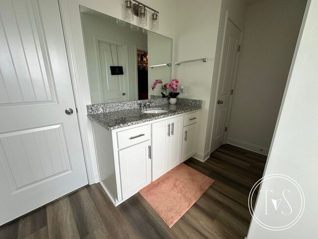 Building Photo - FALL MOVE-IN SPECIAL: $1000 OFF 1ST MONTH'...