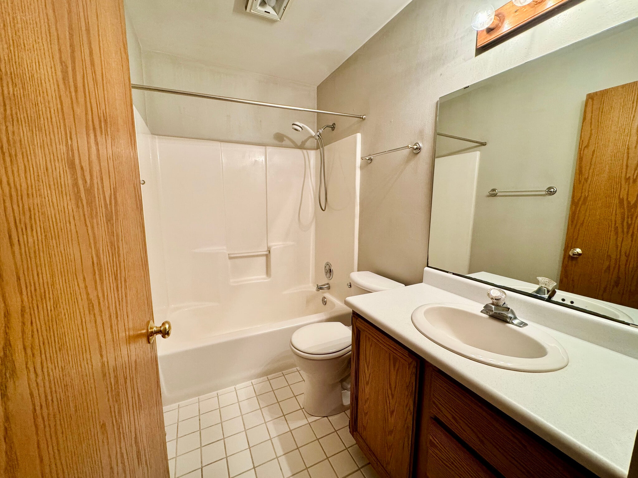 Hall Bathroom - 5807 Black Walnut Dr