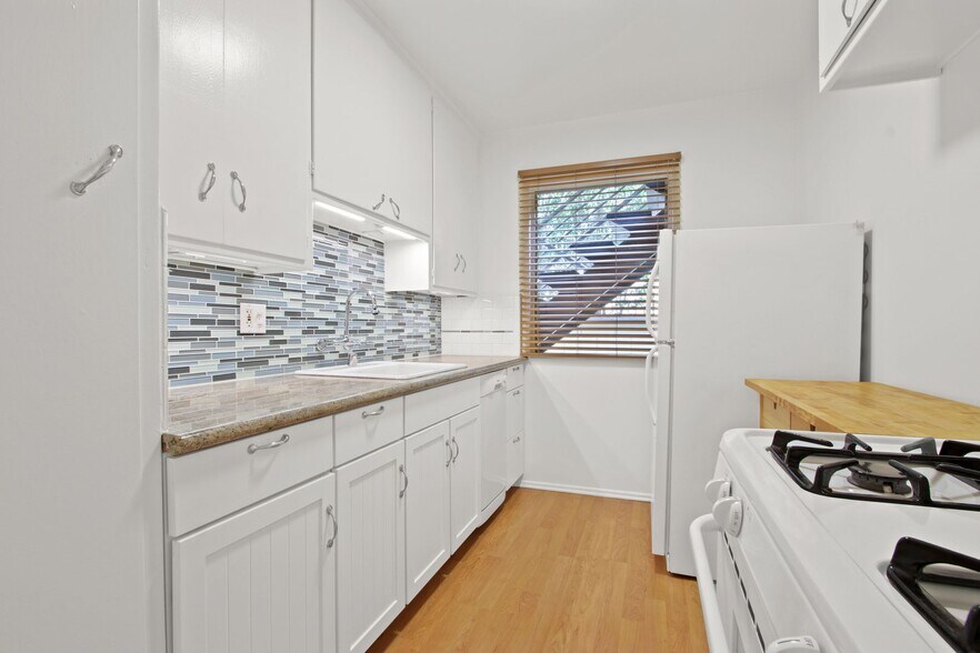 Building Photo - 1047 2nd St