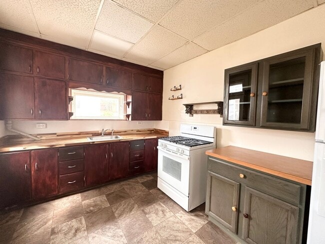 Building Photo - 4 Bedroom 1 Bathroom w/Garage in York City!