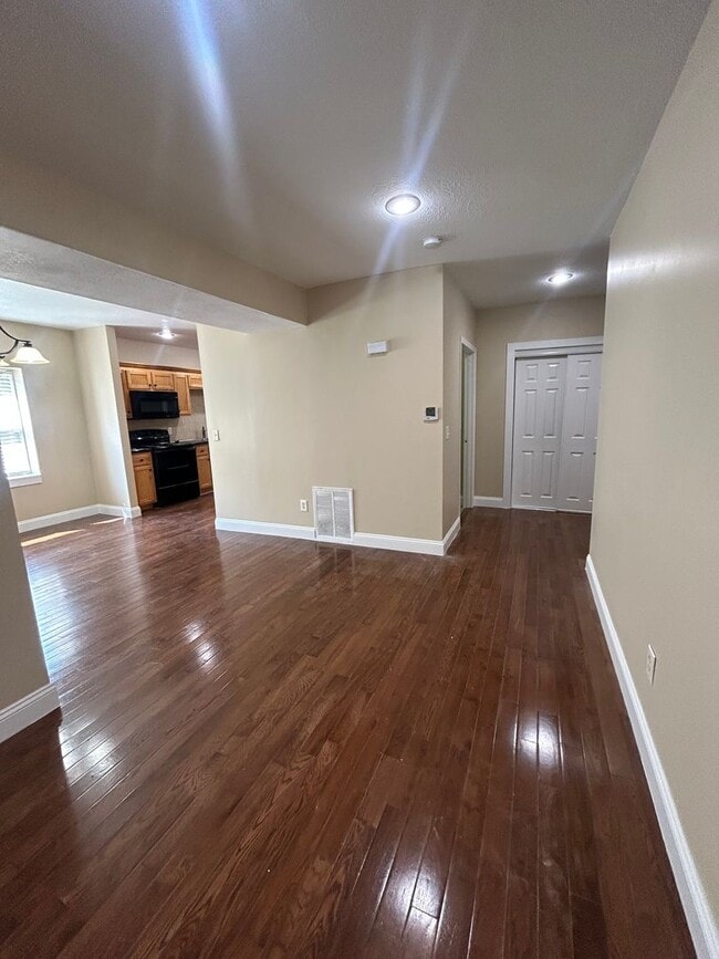 Building Photo - Upstairs 3 Bedroom Duplex Unit