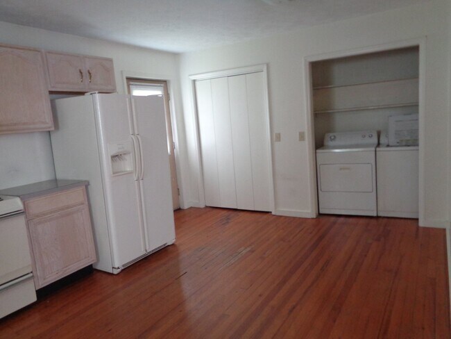Building Photo - 718 Poplar Grove Rd