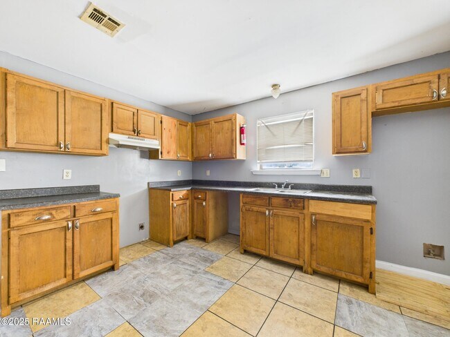 Building Photo - 615 Walker Rd