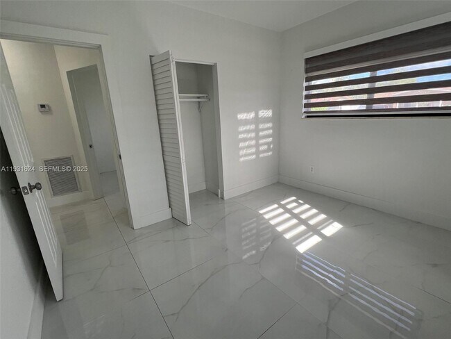 Building Photo - 5470 W 8th Ln