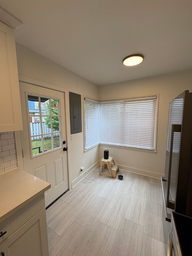 Building Photo - Ballard Beauty, 2 bed 2 bath Remodel with two entrances.