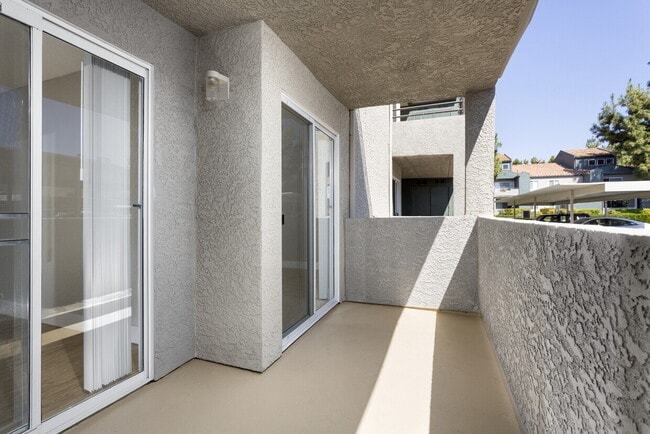 Building Photo - Charming 1-Bedroom Retreat in Calabasas – ...