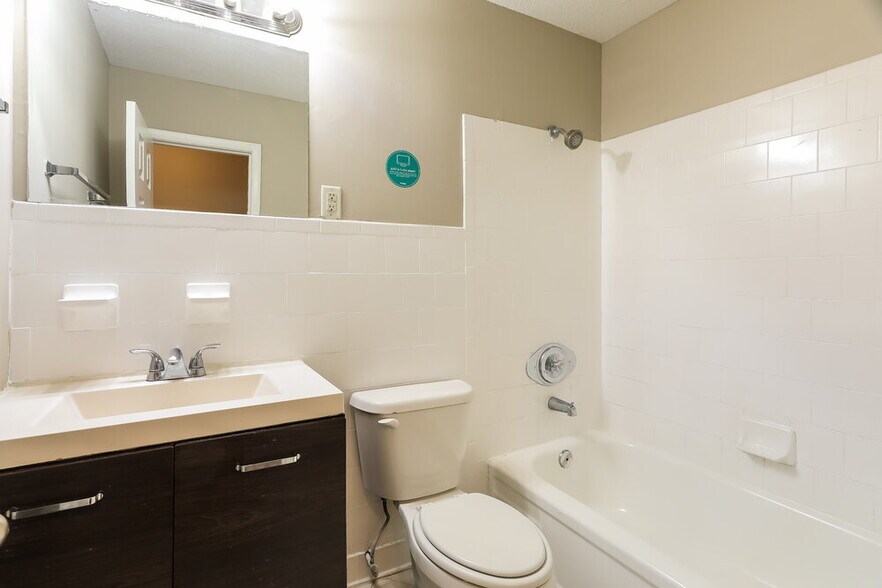 Building Photo - 909 Country View Dr NE