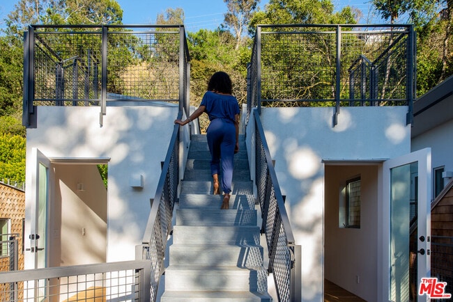 Building Photo - 8872 Wonderland Ave