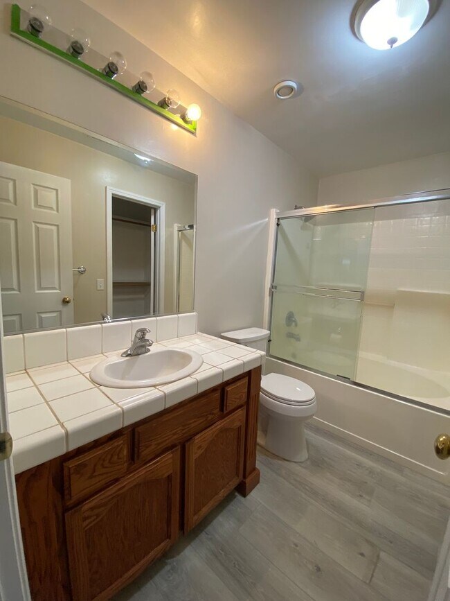 Building Photo - Adorable Home in NW Bakersfield