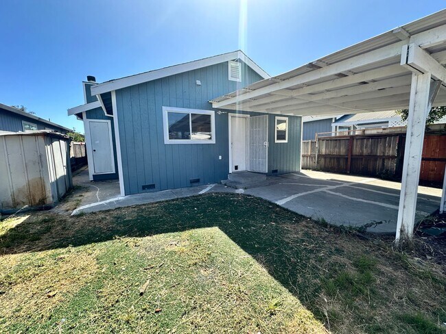 Building Photo - Nice & Quiet single family home in the cen...