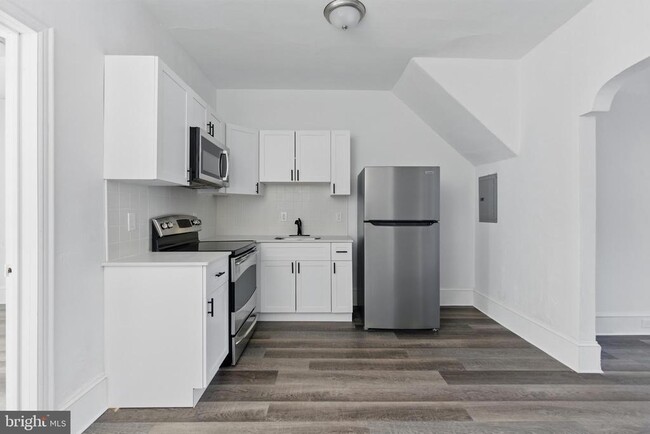 Building Photo - 428 S 56th St