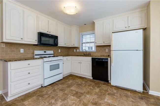 Building Photo - 2890 Carrollton Ct
