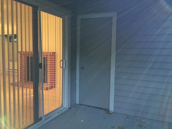 Building Photo - CUTE REDMOND CONDO NEAR MICROSOFT!