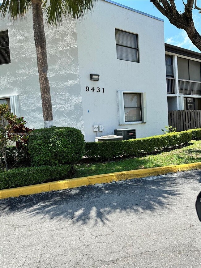 Building Photo - 9431 Fontainebleau Blvd