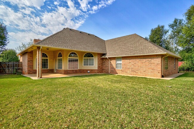 Building Photo - Spacious 4-Bedroom Home with Fireplace, Is...