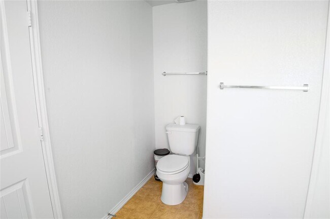 Building Photo - 606 Screech Owl Dr