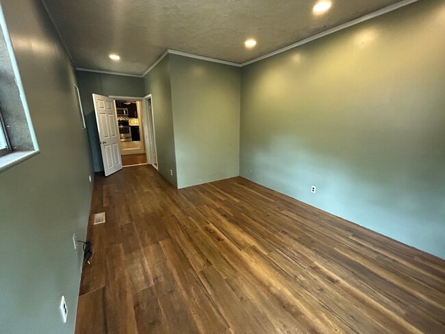 Building Photo - 5420 E 1st St N