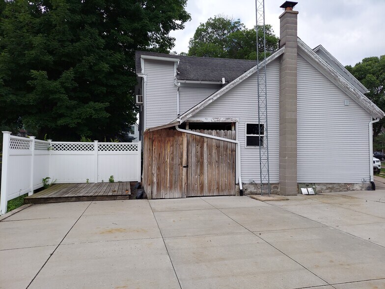 Back - 615 Lake St
