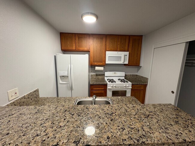Building Photo - Rent Today! Available Charming 2 Bed 1 Bath in North Highlands Area!