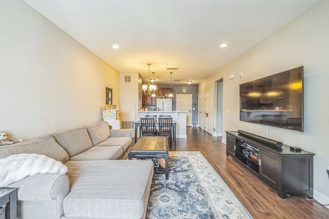 Building Photo - Beautiful 2 Bedroom, 2 Bath Condo In The H...